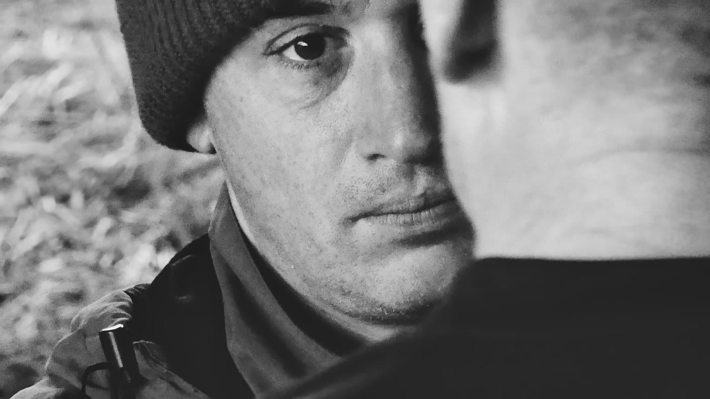 Portrait en noir et blanc d'une stagiaire, regard tourné vers l'objectif